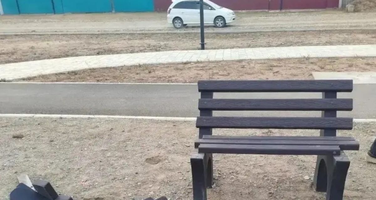 17-летний подросток с друзьями сломал скамейку в парке Дульдурги