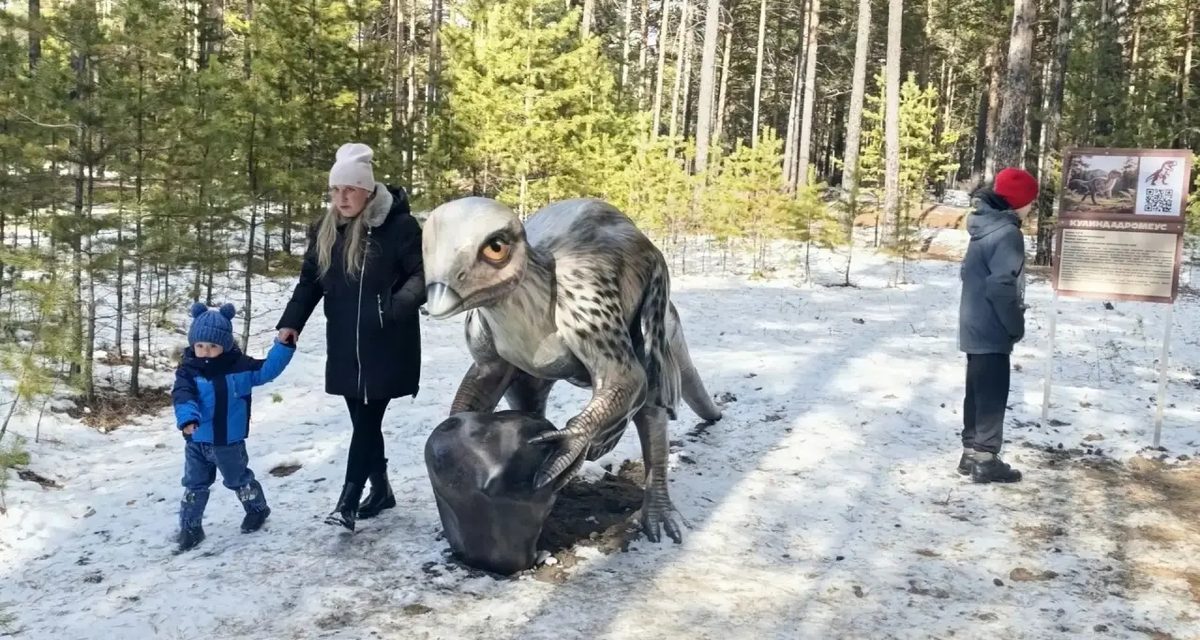 В «Динолесе» установили скульптуру динозавра, чьи останки нашли в пади Кулинда