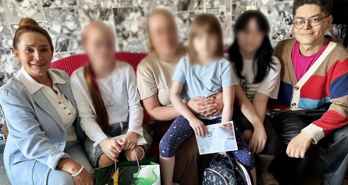 Общественники собрали семилетнюю Веронику и её сестёр в школу