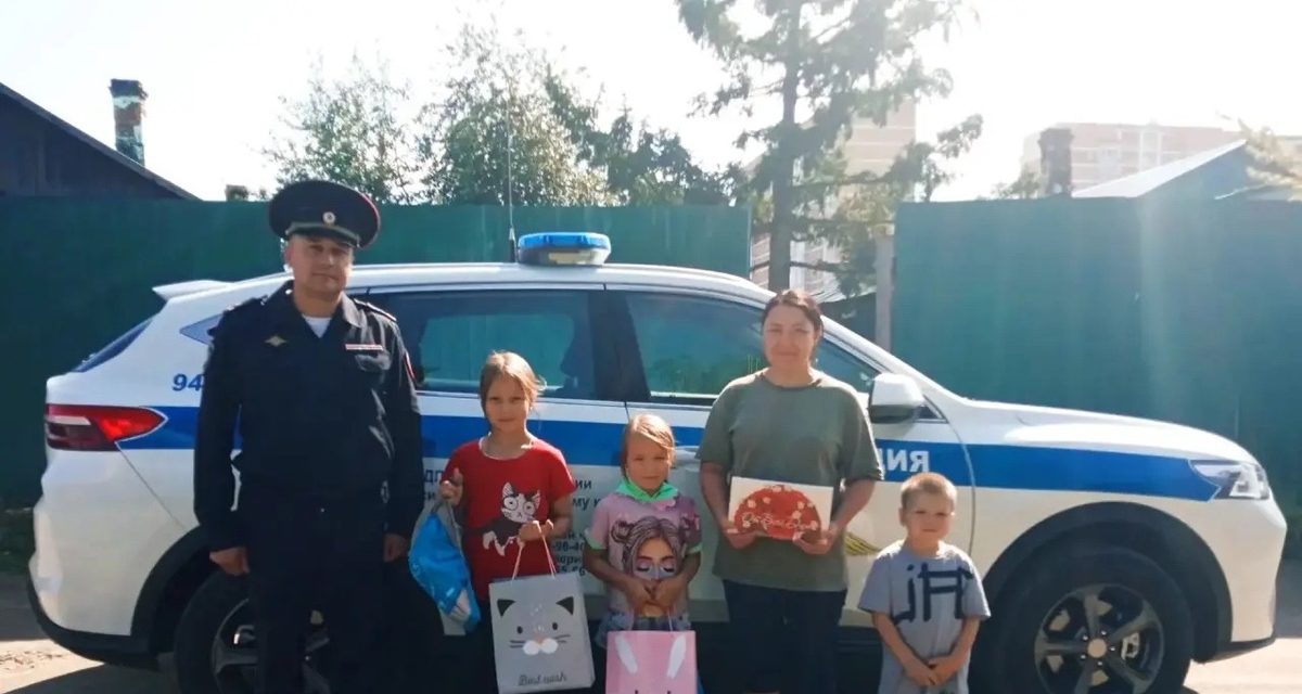 Начальник Госавтоинспекции поздравил первоклассницу из семьи с четырьмя детьми и подарил школьные наборы и кроссовки