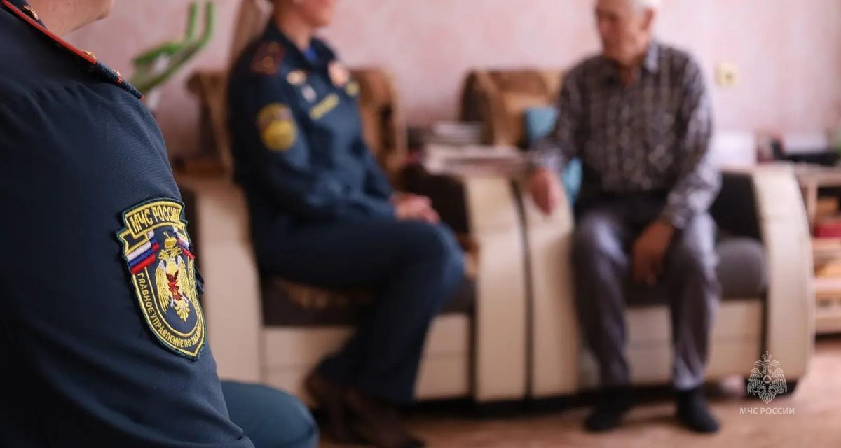 Сотрудники МЧС поздравили Николая Богодухова с 81-й годовщиной окончания Второй мировой войны