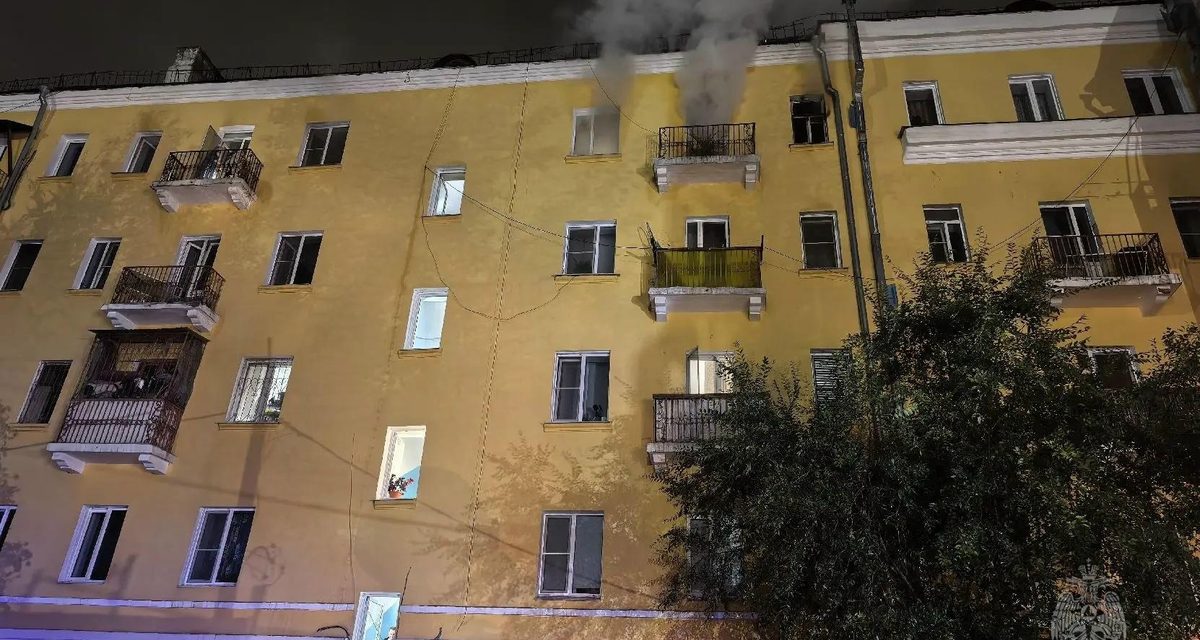 Пожилая женщина погибла при ночном пожаре в многоэтажке Читы, десять жильцов вывели из квартир