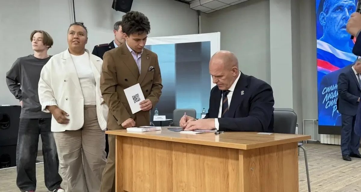 К Александру Карелину перед встречей в ЗабГУ выстроилась очередь за автографами