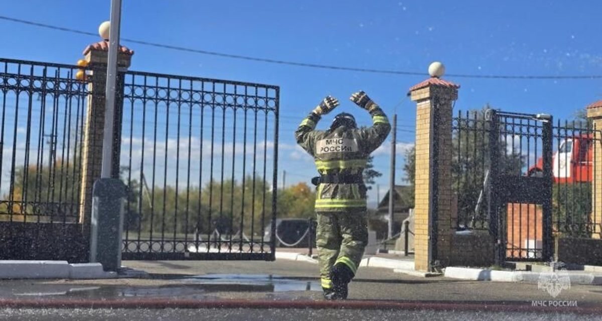 Вячеслава Налабордина после 25 лет службы проводили на пенсию сиренами и водой из рукавов