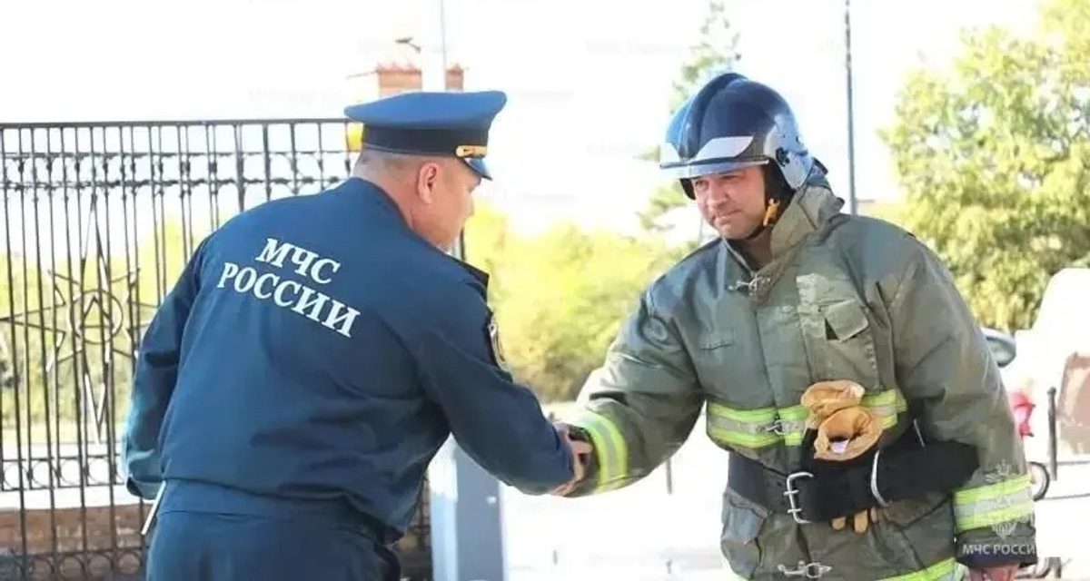 Тушившего Саяно-Шушенскую ГЭС водителя пожарной части Читы проводили на пенсию сиренами и водой