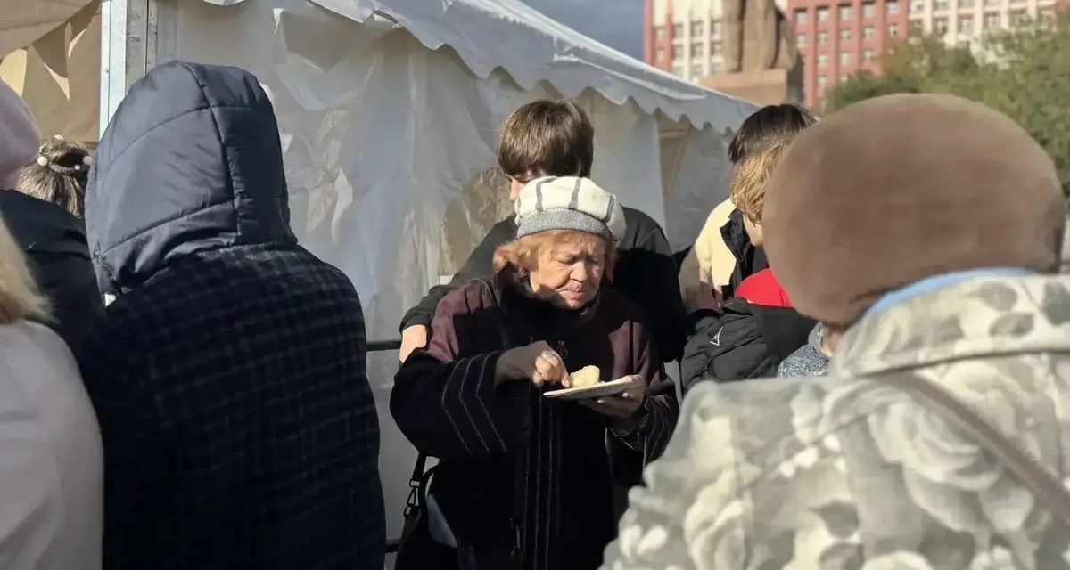 Шеф-повар из Монголии учит читинцев готовить буузы и цуйван на самой популярной площадке гастрофестиваля
