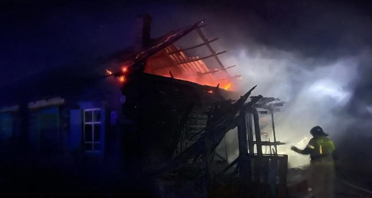 В селе Верх-Усугли потушили пожар на веранде и крыше двухквартирного дома
