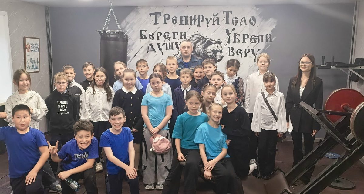 Четвероклассники в Чите примерили пожарную экипировку и потушили учебное возгорание