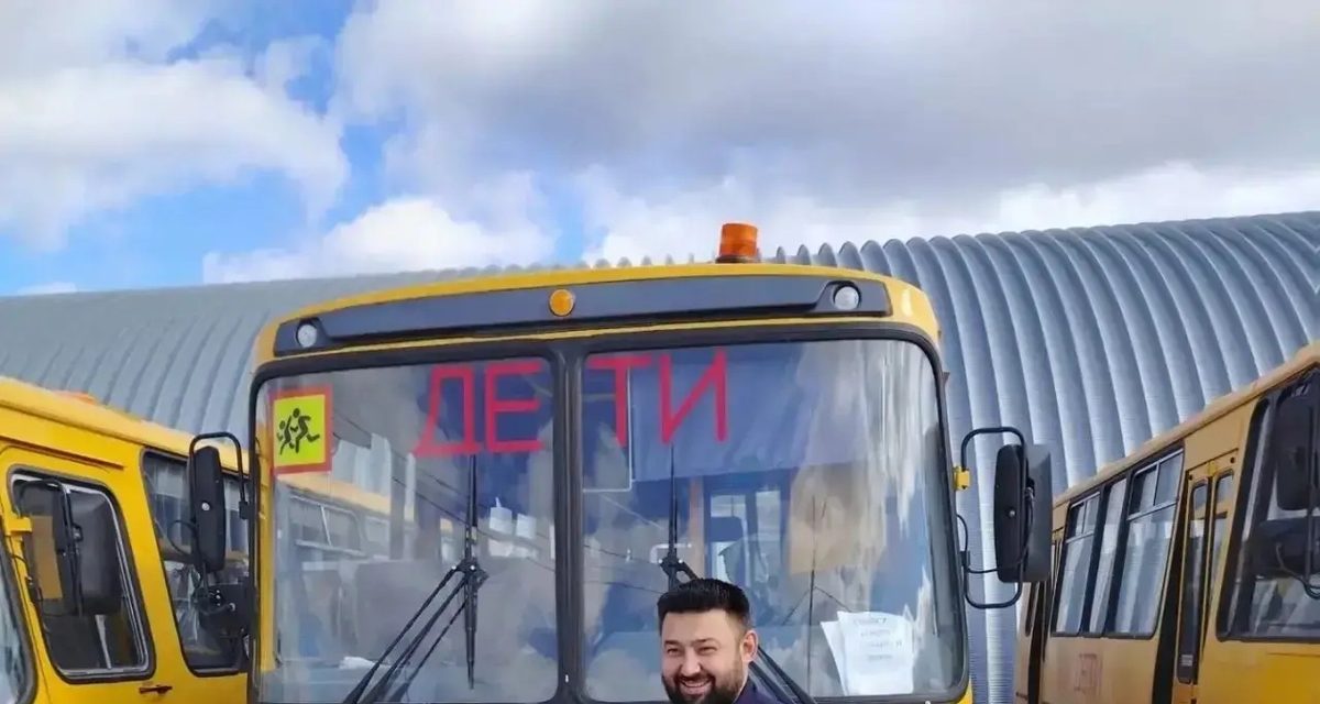 Первый из 32 новых школьных автобусов отправился в Каларский округ